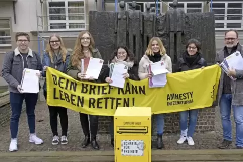 Die Amnesty-AG: Jan Schmitt, Johanna Broich, Rebecca Lumme, Selin Baynan, Katrin Milnazik, Fatima El Kajjioui, Pfarrer Richard Z