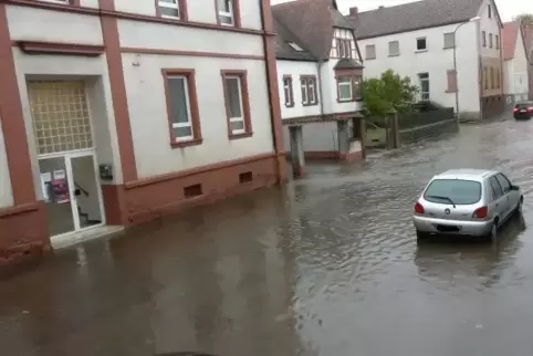 Starkregen kommt immer öfter vor, hier in Mackenbach im Oktober. Die VG Ramstein-Miesenbach will sich dagegen wappnen.