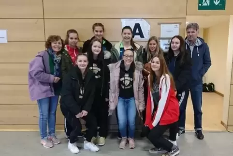 Trier, wir kommen: das Mädchen-Basketbalteam des Wilhelm-Erb-Gymnasiums mit Trainerin Claudia Manz-Knoll (links) und dem verantw
