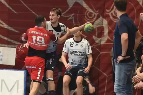 Den Meister im Griff: Jan Remmlinger blockt hier Magnus Abelvik Rod.