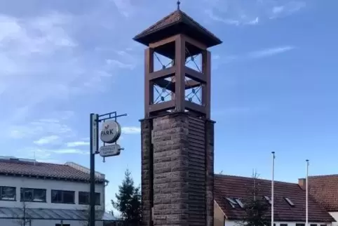 Der Holzaufbau auf dem Glockenturm in Saalstadt ist morsch. Er muss erneuert werden.
