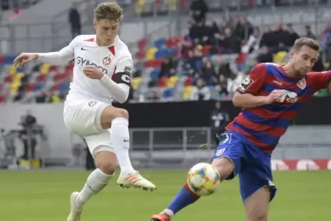 Zweikampfstarker Stratege: FCK-Kapitän Carlo Sickinger. Rechts der Uerdinger Manuel Konrad.