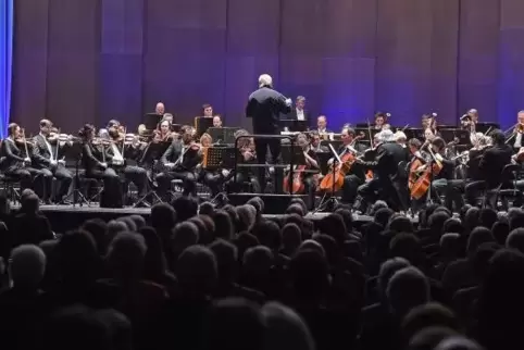 Finnisches, Russisches, Melancholisches und Packendes: die Deutsche Staatsphilharmonie Rheinland-Pfalz unter Raislainen im Pfalz