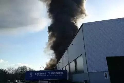 Eine Lagerhalle der Firma Mobius steht in Flammen.