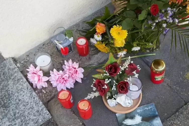 Trauerbekundungen stehen an einem Kindergarten. Ein dreij&auml;hriger Junge war im Mai 2017 unbemerkt aus der Kita ausgerissen und in