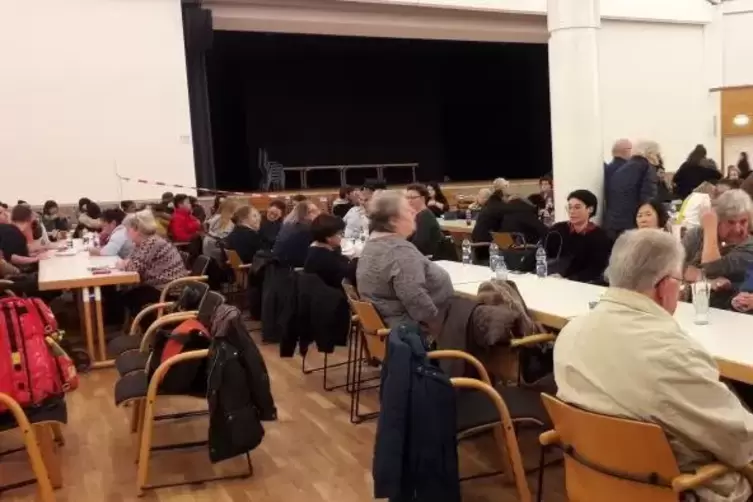 Warten auf die erl&ouml;sende Nachricht, wieder nach Hause gehen zu d&uuml;rfen. F&uuml;r Seisen, Getr&auml;nke und Schlafpl&auml;tze ist gesorgt.
