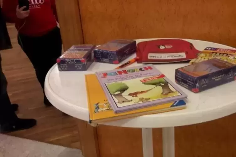 Spiele, Malutensilien und Lesestoff. Auch an die Kinder wird gedacht.