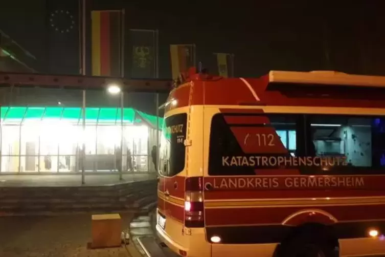 Einsatzfahrzeuge sind in der Nacht allgegenw&auml;rtig. Auch vor der Stadthalle.