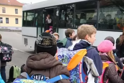 Anstehen am Bus müssen die Schüler im Nordkreis schon einen Tag früher als im Rest vom Kreis. 
