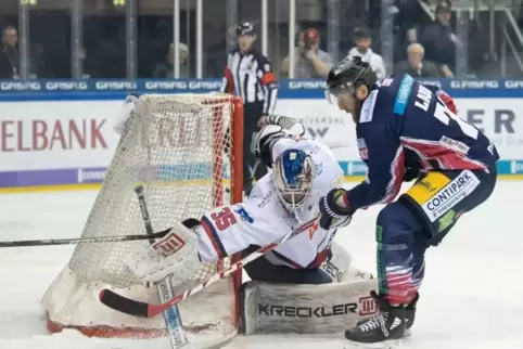 Vor dem Tor von Johan Gustafsson war viel los. Hier versucht der Berliner Pierre-Cedric Labrie zum Torerfolg zu kommen.