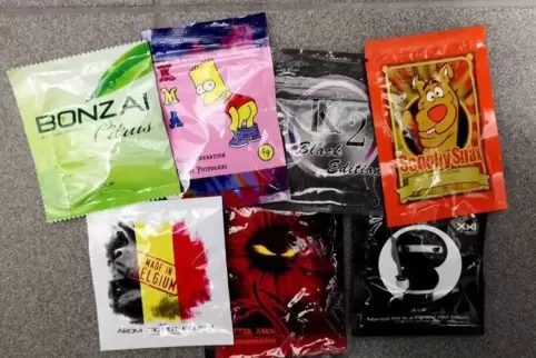Bunte Tütchen mit Betäubungsmittel, sogenannte Legal Highs. 