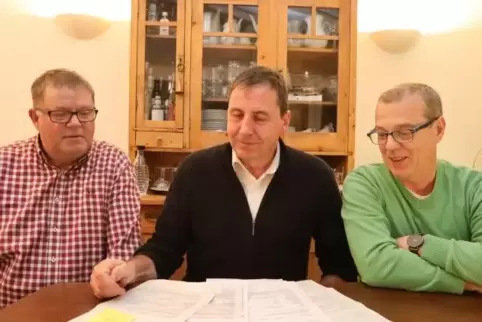 Leidensgenossen (von links): Hans-Peter Müller, Werner Still und Andreas Asel vor den jüngsten Anzeigen gegen unbekannt wegen Be