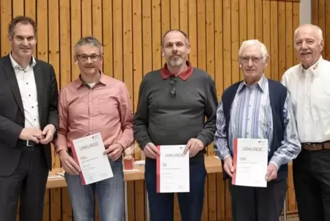 Landrat Dietmar Seefeldt mit den Geehrten Jürgen Laber, Richard Brauch, Karl Josef Engler und Günther Neurohr (von links).