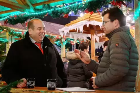 Treffpunkt Belznickelmarkt: Florian Kircher (Die Partei) im Gespräch mit RHEINPFALZ-Redakteur Andreas Ganter (rechts).