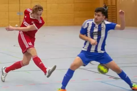 Im Endspiel der Futsal-Kreismeisterschaft blockt Mohammad Hellmand vom SVN Zweibrücken (rechts) den Schuss von TSC-Spieler Nico 