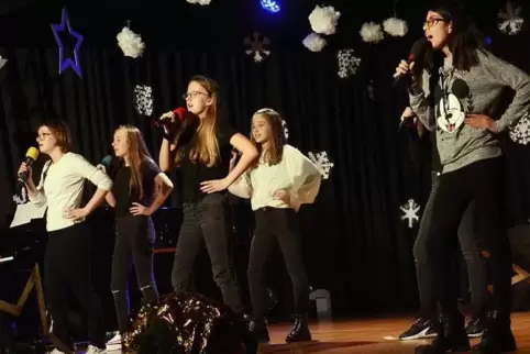 Der „Nonames-Chor“ legte gesanglich und tänzerisch flott Ariana Grandes Weihnachtshit „Santa tell me“ aufs Parkett