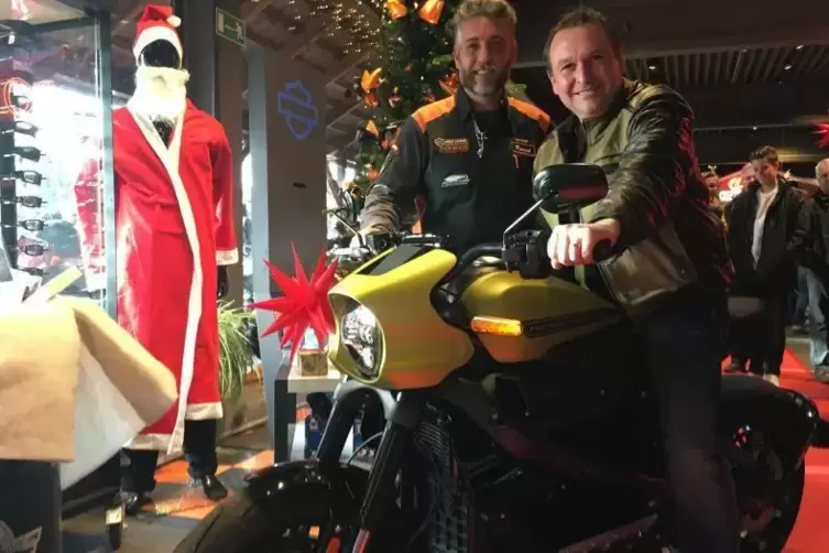 Elektrisiert: Dirk Endlich auf seinem neuen E-Motorrad, daneben Pascal Vergnaud von Harley-Davidson Rhein-Neckar.