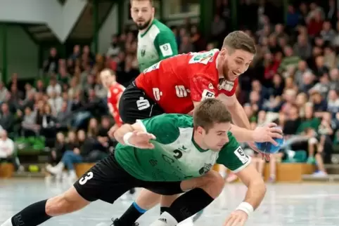 Jonas Kupijai (vorne) erzielte zwei Tore für den TV Hochdorf am Samstag im Abstiegsduell beim TV Willstätt.