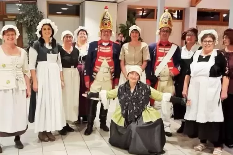 Anke Vogel (vorne Mitte) unterhielt mit ihrem &bdquo;Gesinde&ldquo; die Landgrafentafel.