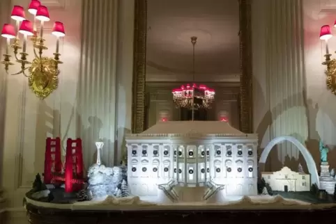 Weihnachtsvorfreude à la Washington: Miniaturgebäude und Miniaturwahrzeichen aus Lebkuchen stehen im Bankettsaal des Weißen Haus