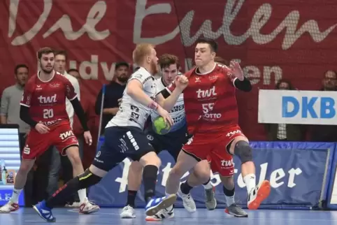 Azat Valiullin (rechts) spielte gegen die SG Flensburg-Handewitt am Donnerstag groß auf. Im Bild blockt der Eulen-Profi Jim Gott