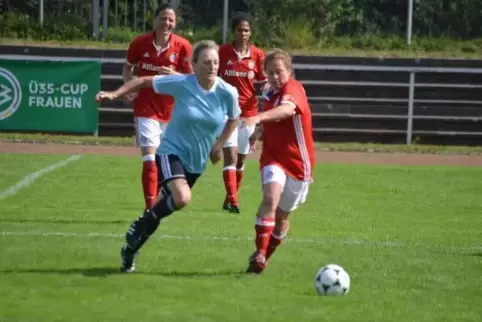 Mit elf Jahren durfte sie noch nicht spielen. Jetzt ist sie auch mit 60 noch immer am Ball: Gudrun Rebholz (links).