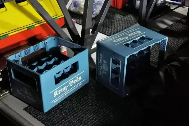 Zur&uuml;ck bleiben leere Bierk&auml;sten im Kofferraum des Busses.