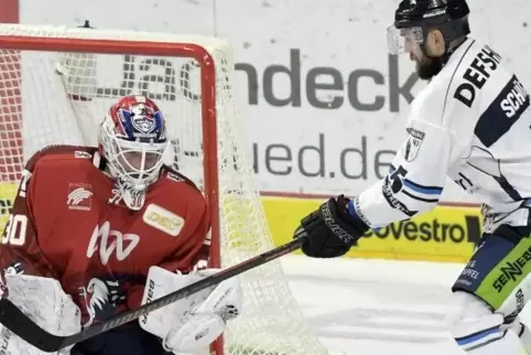 Felix Schütz scheitert an Adler- Torwart Mirko Pantkowski. 