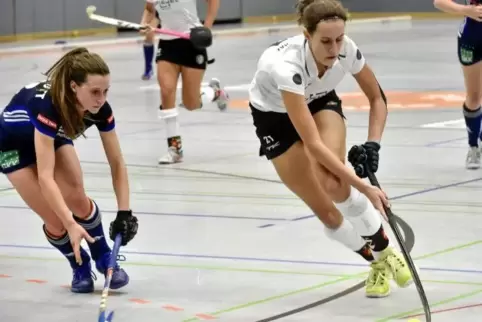 In der ersten Halbzeit leisteten sich die TG-Damen, hier Dorothea Braun (rechts) mit TSV-Spielerin Michelle May, viele leichte F