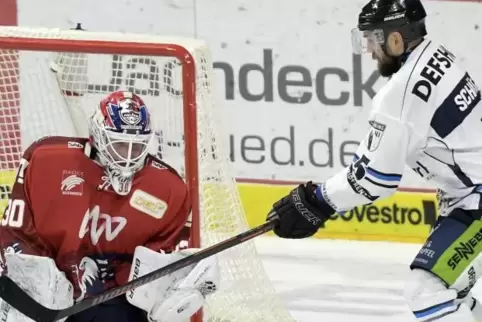 Straubings Felix Schütz scheitert an Adler-Torwart Mirko Pantkowski. Der 21-Jährige gab sein Debüt im Tor der Mannheimer.