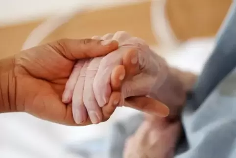 Die Landesregierung will die Anzahl der Ausbildungsplätze in der Pflege erhöhen.