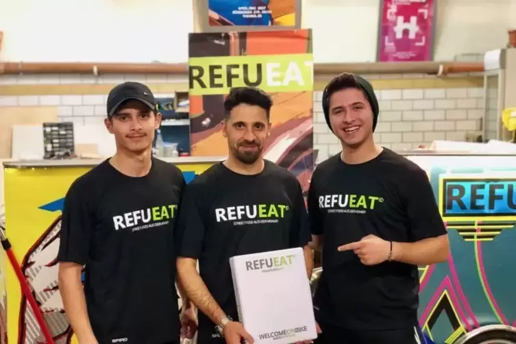 Amer Barkoumi (Mitte), mit dem Refueat in die Kurpfalz kam, mit seinen Mitarbeitern und den Franchise-Unterlagen.