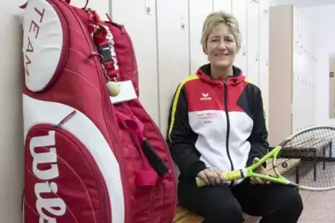 Hier fühlt sich Anke Knoll wohl: in der Kabine, mit dem Tennisschläger in der Hand. Bereit, Sport zu treiben und sich dem Kampf 