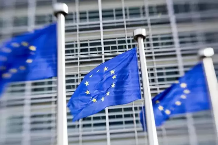 Europafahnen wehen vor dem Geb&auml;ude der EU-Kommission in Br&uuml;ssel.