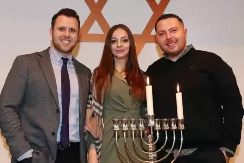 „Chanukka ist ein fröhliches Fest“: Robert Mann, Swetlana Nikiforova und Dimitrij Kelman in der Synagoge Beith Schalom.