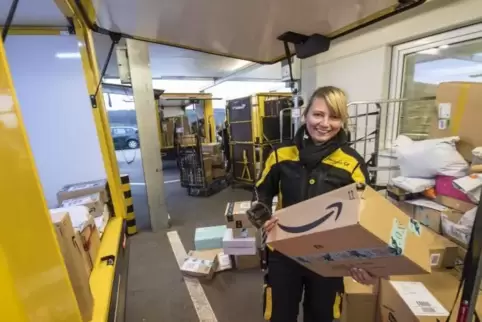 Bringt Briefe und Päckchen vom Rodenbach Post-Zustellstützpunkt im IG Nord zu den Kunden: Hanna Beckmann beim Beladen ihres Elek