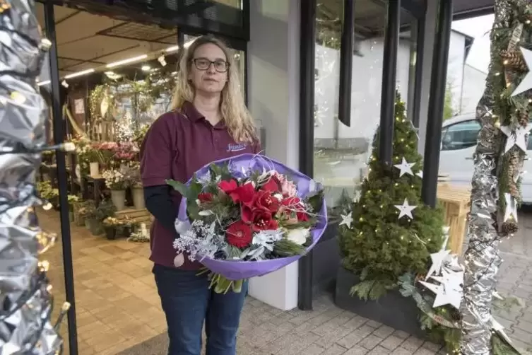 Blumengr&uuml;&szlig;e sind auch zu Weihnachten eine beliebte Geschenkidee: &bdquo;Amaryllis und Christrosen gehen jetzt besonders gut&ldquo;, sagt Jan