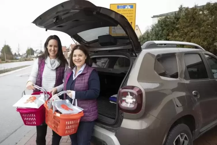 Plaudern auch gern mal mit den Senioren, wenn es die Zeit erlaubt: Maike Staab und Irene Bremus von der Otterbacher Bahnhof-Apot