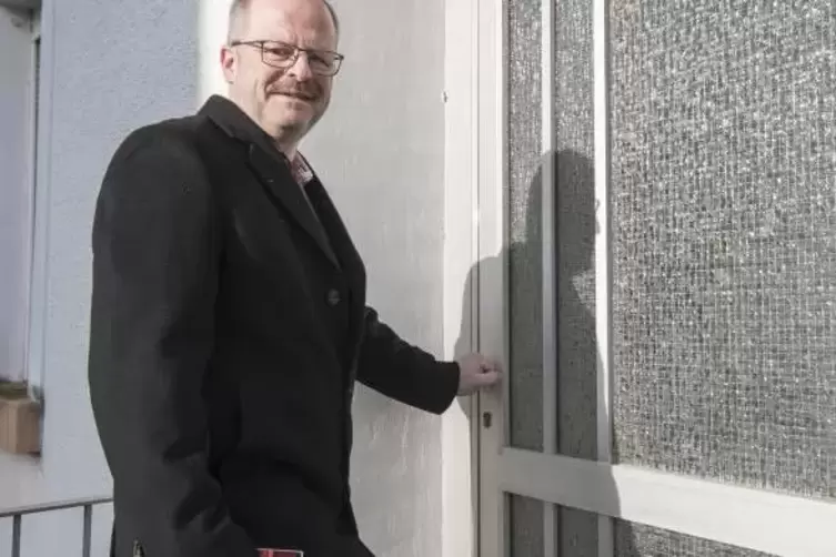 Hat bei Hausbesuchenein offenes Ohr f&uuml;r die Menschen: der Mackenbacher Pfarrer Oliver B&ouml;&szlig;.