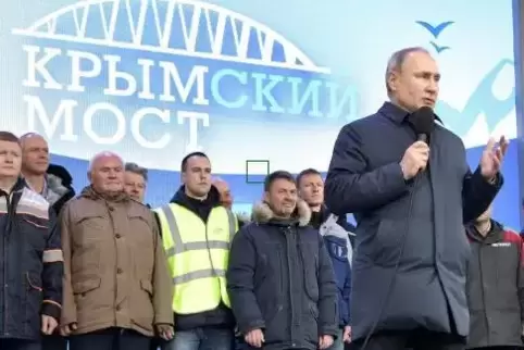 Russlands Präsident Wladimir Putin hat am Montag die Brücke zwischen der Krim und dem russischen Festland eingeweiht.