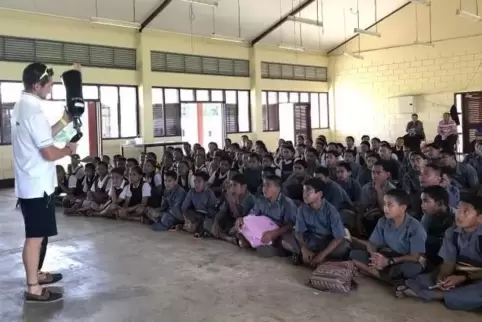 Wojtek Czyz in Nuku’aloa, der Hauptstadt von Tonga. Er erklärt Schülern, was eine Prothese ist .