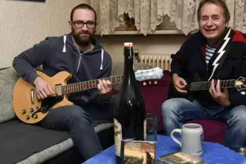 Kreative Symbiose: Michael Weiler (rechts) und sein langjähriger Musikerkollege und Produzent Dennis Hauk.