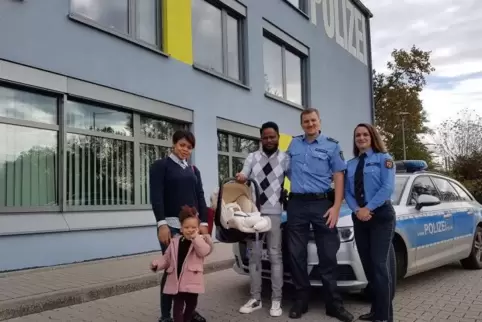 Vor der Polizeiwache in Oppau (von links): Mama Kuburat Afolake Dosunmu mit Tochter Tara, ihr Mann Prince Toheeb mit Baby Thade,