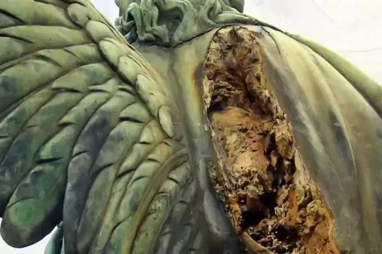 Ein klassischer Schaden an solchen Figuren: Der Gipskern ist feucht und br&uuml;chig geworden.