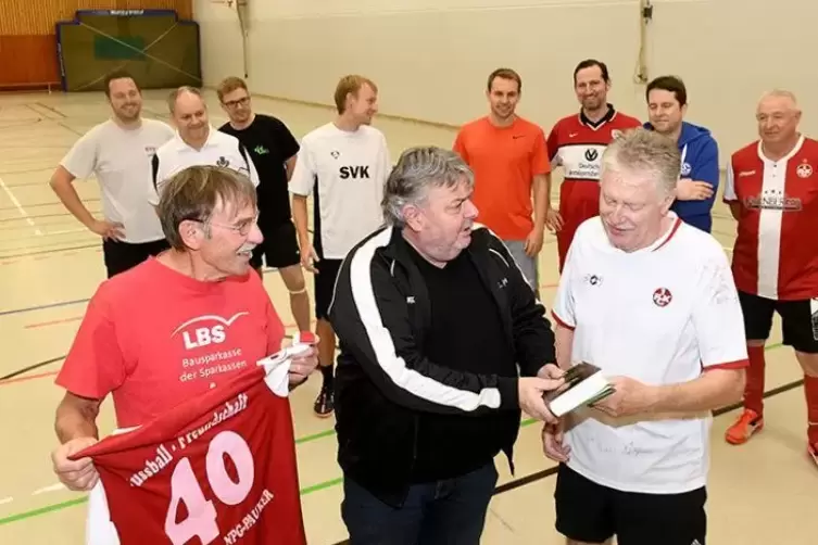 Sportfreunde: Sportfreunde: Lothar Stock (links) und Wilfried Pick (rechts) gehören zur NPG-Paukermannschaft, die seit 40 Jahren