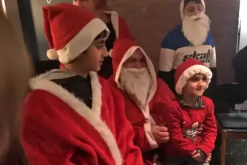 Bescherung mit Weihnachtswichteln und dem Weihnachtsmann. 150 Menschen aus allen Schichten kamen im letzten Jahr an Heiligabend.