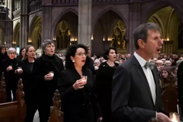 Nach einem vielerorts beliebten Brauch: Der Chor zieht in die Kirche ein.