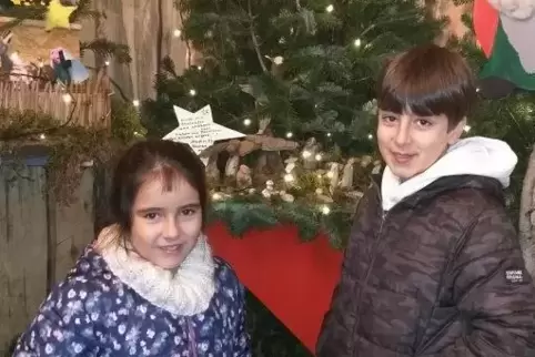 Nadin und Bohan haben aus Steinen Krippenfiguren gebastelt.