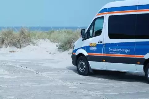 Der Wünschewagen vm ASB Rheinland-Pfalz ist in ganz Deutschland unterwegs, um Schwerstkranken noch einmal ein besonderes Erlebni