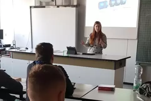 Bianca erklärt ihren Mitschülern, was es mit dem „kapazitären Näherungsschalter“ auf sich hat. Ihr Kurzreferat ist auf dem Bilds